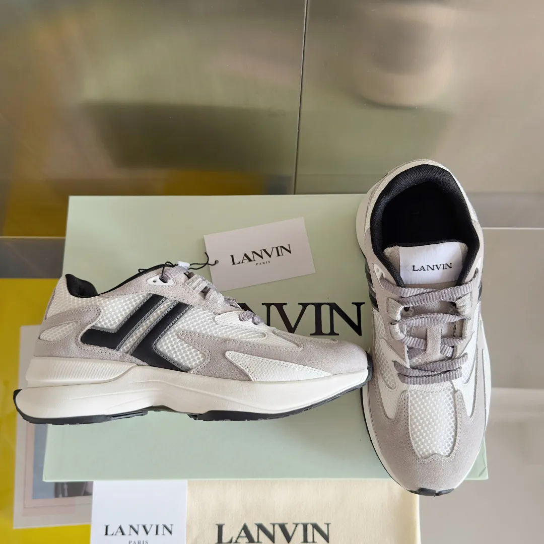 Top version: Couple model 290 Lanvin Lanvin's latest Jla series Couple model Mesh Thick sole Casual sports shoes Running shoes Original purchase, development and production This men's and women's sports shoes are light and comfortable, and the mesh design makes the uppers lighter. They are not afraid of stuffy feet, and the shoes look fashionable when paired with skirts and trousers. The upper is decorated with LANVIN's classic •J logo. The curved lines pay tribute to the circular element of the LANVIN logo, showing the brand's ingenuity. This shoe combines sports, fashion and craftsmanship. The delivery counter has exquisite packaging 🛍📦 ▪️ Fabric: Original customized mesh + cowhide ▪️ Lining: Original imported breathable mesh ▪️ Sole: Exclusive molded foam + TPU material ▪️ Bottom thickness: 4CM ▪️ Size: Women's 35-41 / Men's 39-45